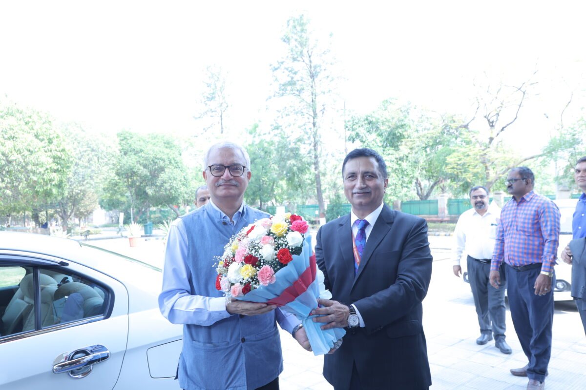 corporate hospitality photography delhi welcoming guests with flowers