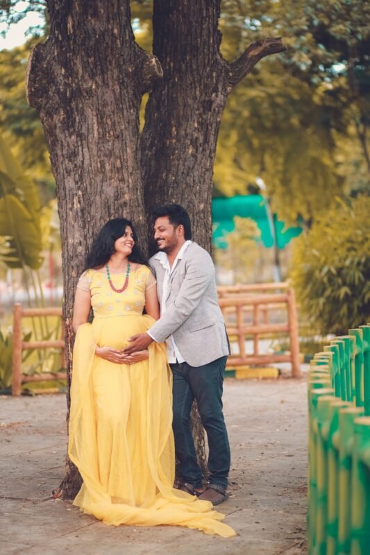 Maternity photoshoot couple in Ghaziabad park outdoor baby bump shoot