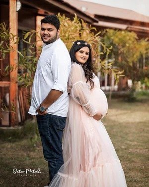 Maternity photoshoot couple in Ghaziabad park outdoor baby bump shoot
