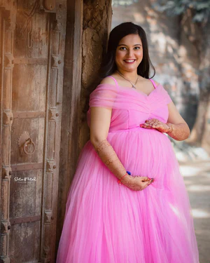 Maternity photoshoot couple in Ghaziabad park outdoor baby bump shoot